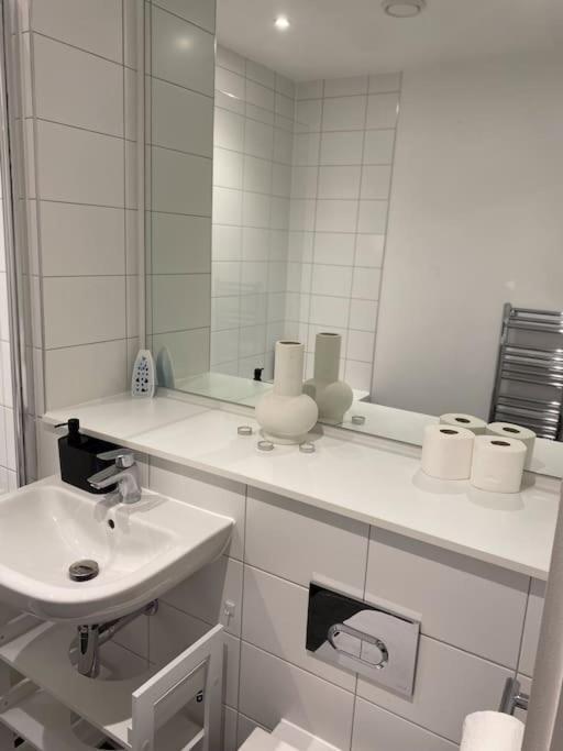 Modern Trafford 1Br Apartment-Free Parking-Cinema Room Manchester Kültér fotó