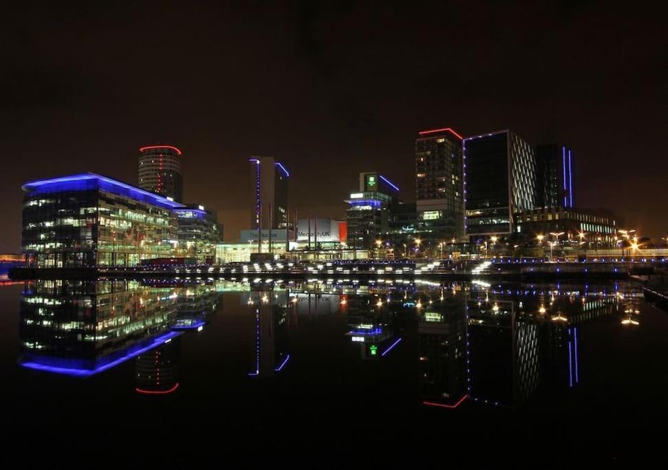 Modern Trafford 1Br Apartment-Free Parking-Cinema Room Manchester Kültér fotó