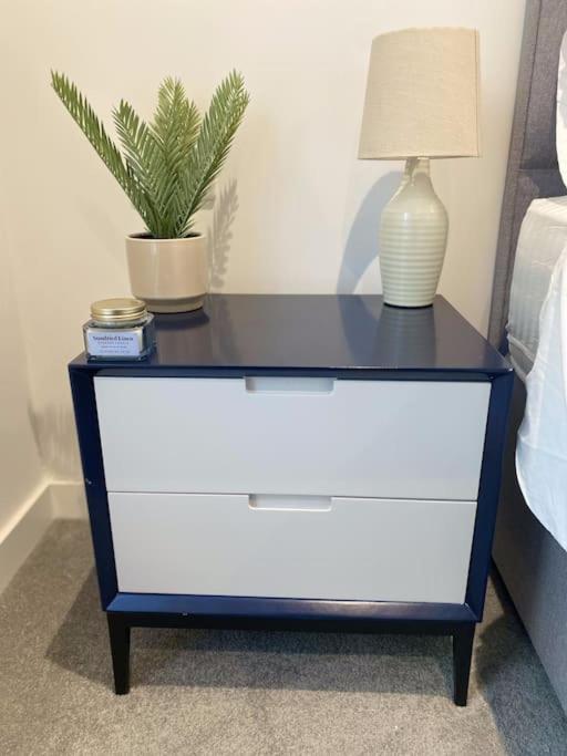 Modern Trafford 1Br Apartment-Free Parking-Cinema Room Manchester Kültér fotó